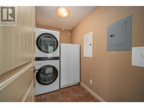2770 Auburn Road Unit# 207, West Kelowna, BC - Indoor Photo Showing Laundry Room