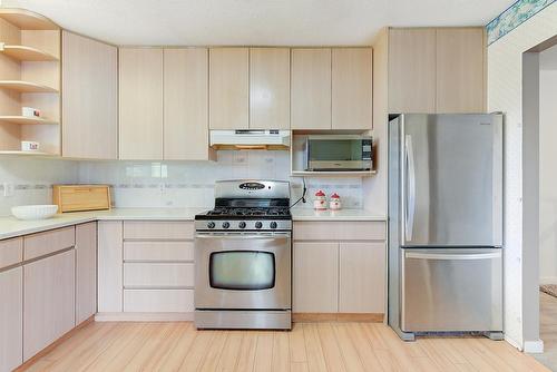 704 Vance Avenue, Kelowna, BC - Indoor Photo Showing Kitchen