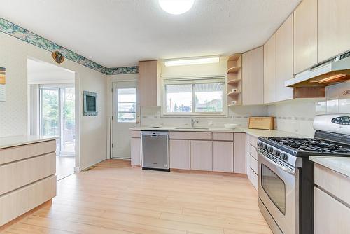 704 Vance Avenue, Kelowna, BC - Indoor Photo Showing Kitchen