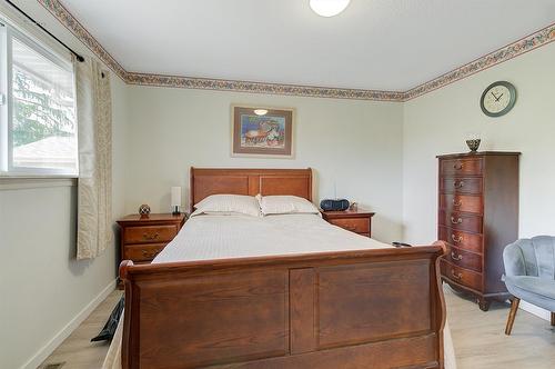 704 Vance Avenue, Kelowna, BC - Indoor Photo Showing Bedroom