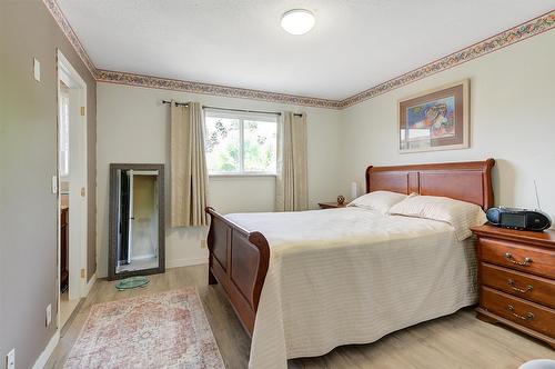 704 Vance Avenue, Kelowna, BC - Indoor Photo Showing Bedroom