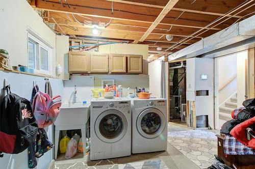 704 Vance Avenue, Kelowna, BC - Indoor Photo Showing Laundry Room