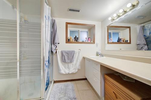 704 Vance Avenue, Kelowna, BC - Indoor Photo Showing Bathroom