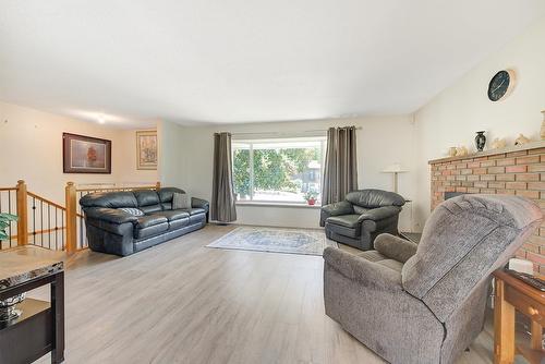 704 Vance Avenue, Kelowna, BC - Indoor Photo Showing Living Room