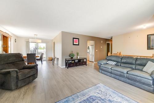 704 Vance Avenue, Kelowna, BC - Indoor Photo Showing Living Room
