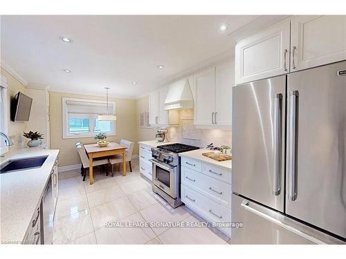 2046 Family Cres, Mississauga, ON - Indoor Photo Showing Kitchen With Stainless Steel Kitchen With Upgraded Kitchen