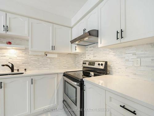 7 Via Cassia Dr, Toronto, ON - Indoor Photo Showing Kitchen With Upgraded Kitchen