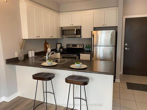 318-216 Oak Park Blvd, Oakville, ON - Indoor Photo Showing Kitchen With Double Sink