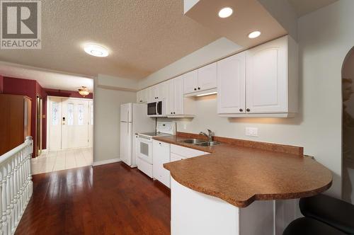 2539 Elston Drive, Kamloops, BC - Indoor Photo Showing Kitchen With Double Sink