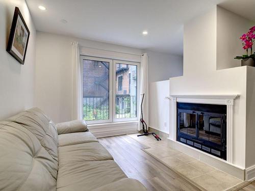 Salon - 3453 Rue Ste-Famille, Montréal (Le Plateau-Mont-Royal), QC - Indoor Photo Showing Living Room With Fireplace