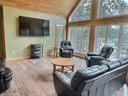 Living room - 5063 Ch. De La Baie-Thompson, Témiscaming, QC - Indoor Photo Showing Living Room