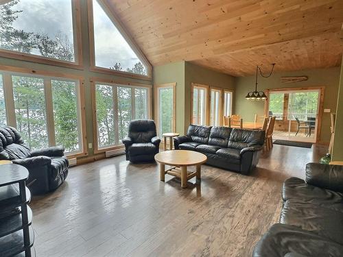 Living room - 5063 Ch. De La Baie-Thompson, Témiscaming, QC - Indoor Photo Showing Living Room