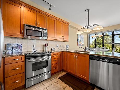 424-2300 Mansfield Dr, Courtenay, BC - Indoor Photo Showing Kitchen