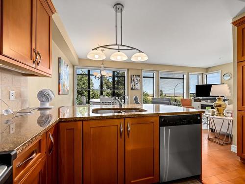 424-2300 Mansfield Dr, Courtenay, BC - Indoor Photo Showing Kitchen With Double Sink