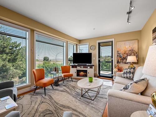 424-2300 Mansfield Dr, Courtenay, BC -  Photo Showing Living Room