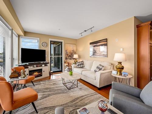 424-2300 Mansfield Dr, Courtenay, BC - Indoor Photo Showing Living Room