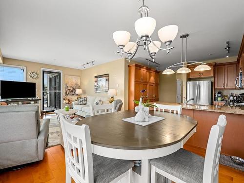 424-2300 Mansfield Dr, Courtenay, BC - Indoor Photo Showing Dining Room