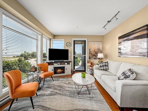 424-2300 Mansfield Dr, Courtenay, BC - Indoor Photo Showing Living Room