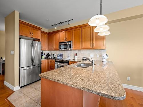 424-2300 Mansfield Dr, Courtenay, BC - Indoor Photo Showing Kitchen With Double Sink