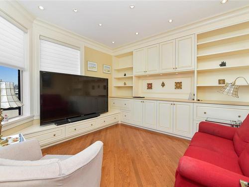 1101-630 Montreal St, Victoria, BC - Indoor Photo Showing Living Room