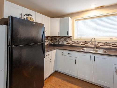 5566 Dallas Drive, Kamloops, BC - Indoor Photo Showing Kitchen With Double Sink