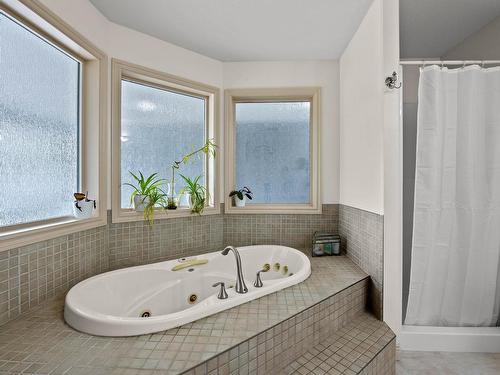 996 Arlington Crt, Kamloops, BC - Indoor Photo Showing Bathroom