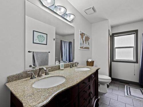 996 Arlington Crt, Kamloops, BC - Indoor Photo Showing Bathroom
