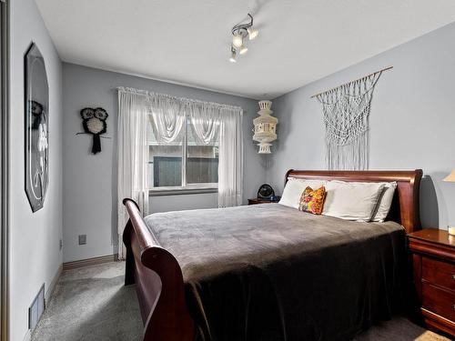 996 Arlington Crt, Kamloops, BC - Indoor Photo Showing Bedroom