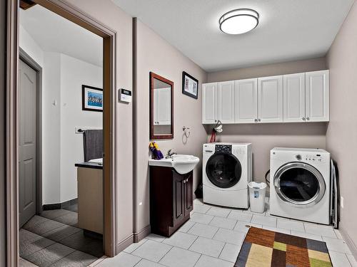 996 Arlington Crt, Kamloops, BC - Indoor Photo Showing Laundry Room