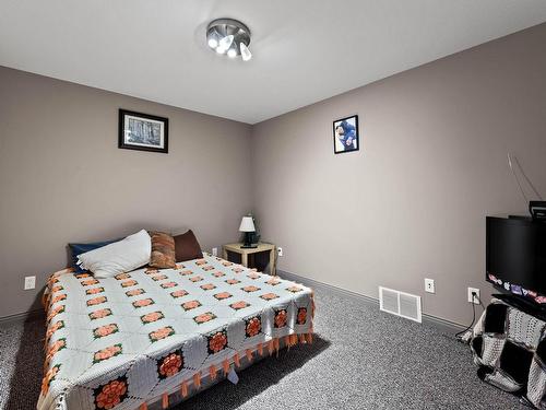996 Arlington Crt, Kamloops, BC - Indoor Photo Showing Bedroom