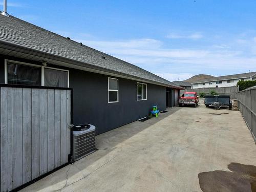 996 Arlington Crt, Kamloops, BC - Outdoor With Exterior