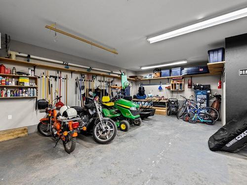 996 Arlington Crt, Kamloops, BC - Indoor Photo Showing Garage