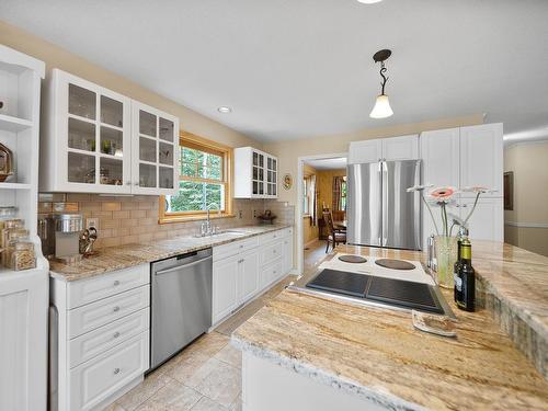 3737 Ridgemont Drive, Kamloops, BC - Indoor Photo Showing Kitchen With Upgraded Kitchen