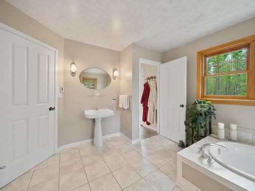 3737 Ridgemont Drive, Kamloops, BC - Indoor Photo Showing Bathroom