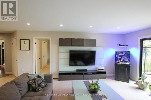 24642 Dodge Drive, Adelaide Metcalfe, ON - Indoor Photo Showing Living Room