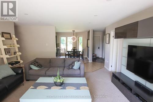 24642 Dodge Drive, Adelaide Metcalfe, ON - Indoor Photo Showing Living Room