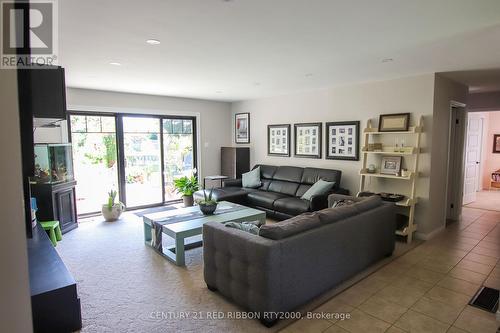 24642 Dodge Drive, Adelaide Metcalfe, ON - Indoor Photo Showing Living Room