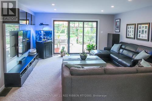 24642 Dodge Drive, Adelaide Metcalfe, ON - Indoor Photo Showing Living Room