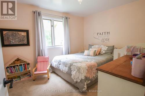 24642 Dodge Drive, Adelaide Metcalfe, ON - Indoor Photo Showing Bedroom