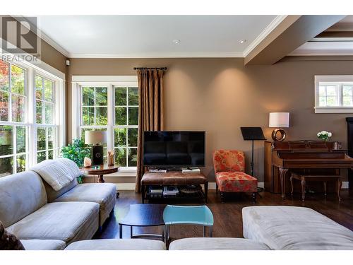 965 Westpoint Drive, Kelowna, BC - Indoor Photo Showing Living Room