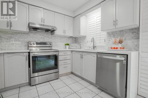 2381 East Gate Crescent, Oakville, ON - Indoor Photo Showing Kitchen With Stainless Steel Kitchen