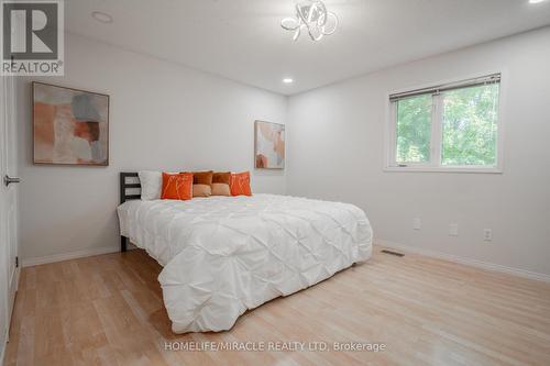 2381 East Gate Crescent, Oakville, ON - Indoor Photo Showing Bedroom