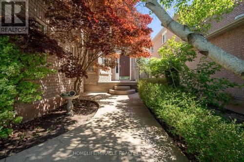 2381 East Gate Crescent, Oakville, ON - Outdoor