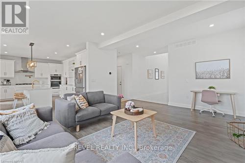 24 Sparkle Drive, Thorold, ON - Indoor Photo Showing Living Room