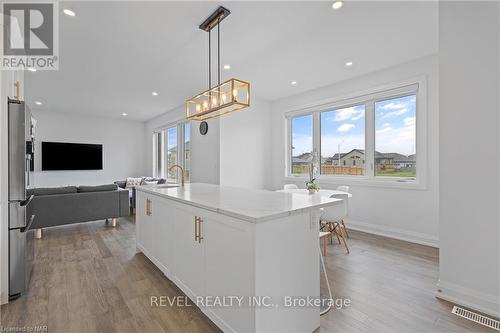 24 Sparkle Drive, Thorold, ON - Indoor Photo Showing Kitchen