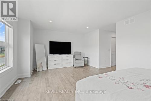 24 Sparkle Drive, Thorold, ON - Indoor Photo Showing Bedroom