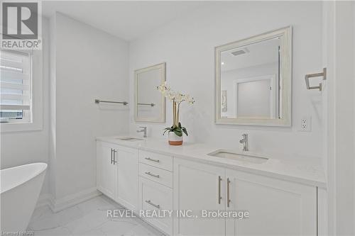 24 Sparkle Drive, Thorold, ON - Indoor Photo Showing Bathroom