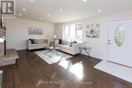 1718 Highway 6 Road, Hamilton, ON - Indoor Photo Showing Living Room