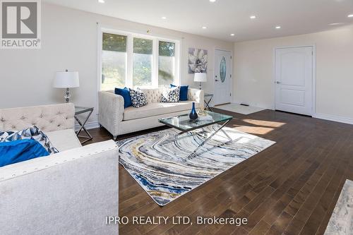 1718 Highway 6 Road, Hamilton, ON - Indoor Photo Showing Living Room