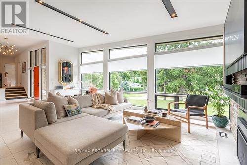 98 Mansfield Drive, Hamilton, ON - Indoor Photo Showing Living Room